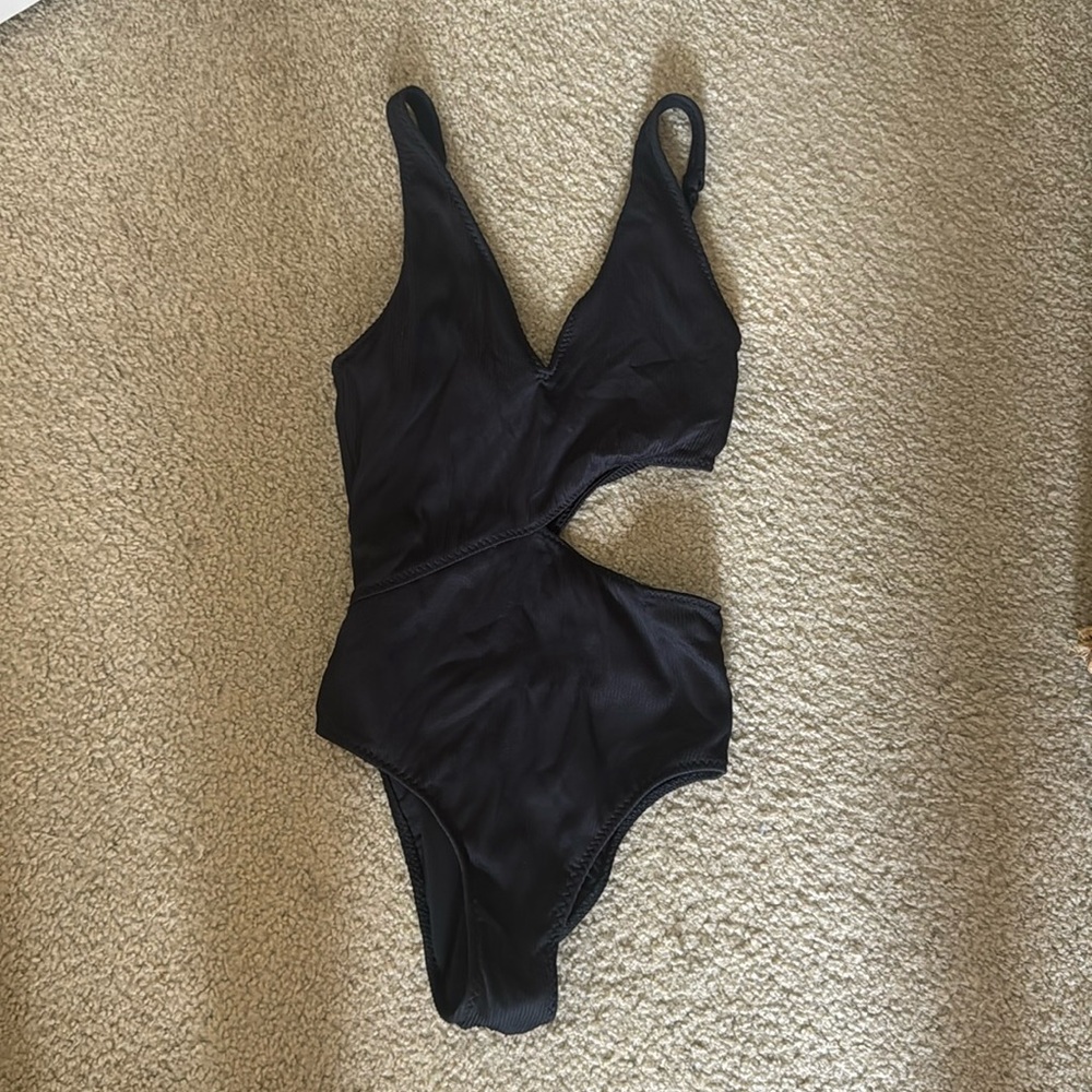 Fabletics cut out one piece swimsuit size small